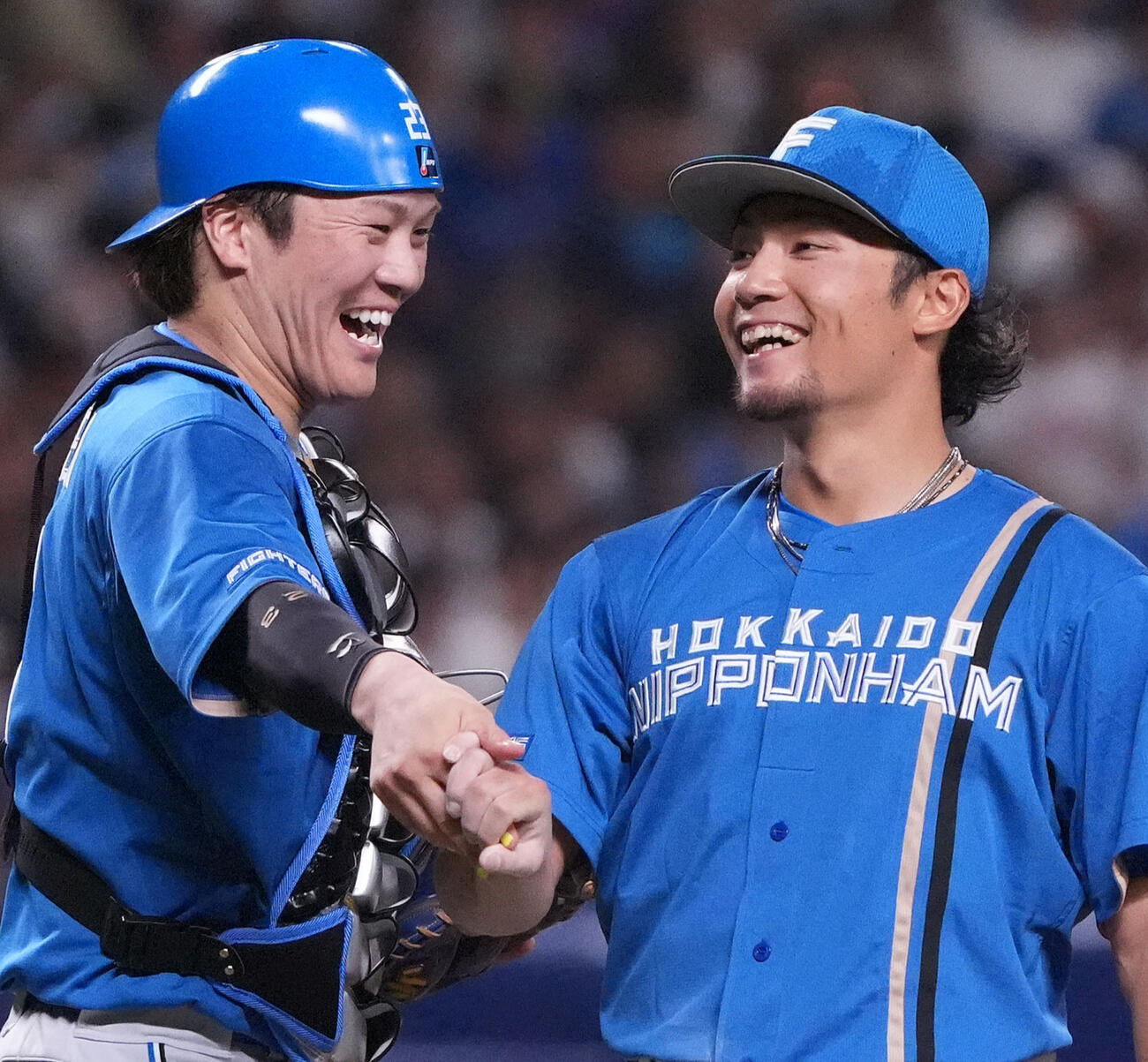 完封勝利に笑顔の日本ハム伏見寅威（左）と伊藤大海（2025年6月撮影）