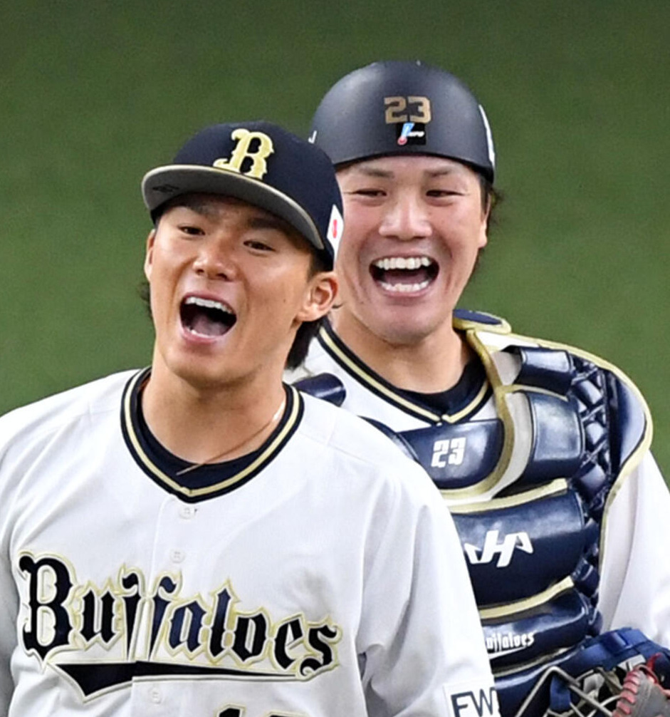完封勝利に笑顔のオリックス山本由伸と伏見寅威（2021年4月撮影）