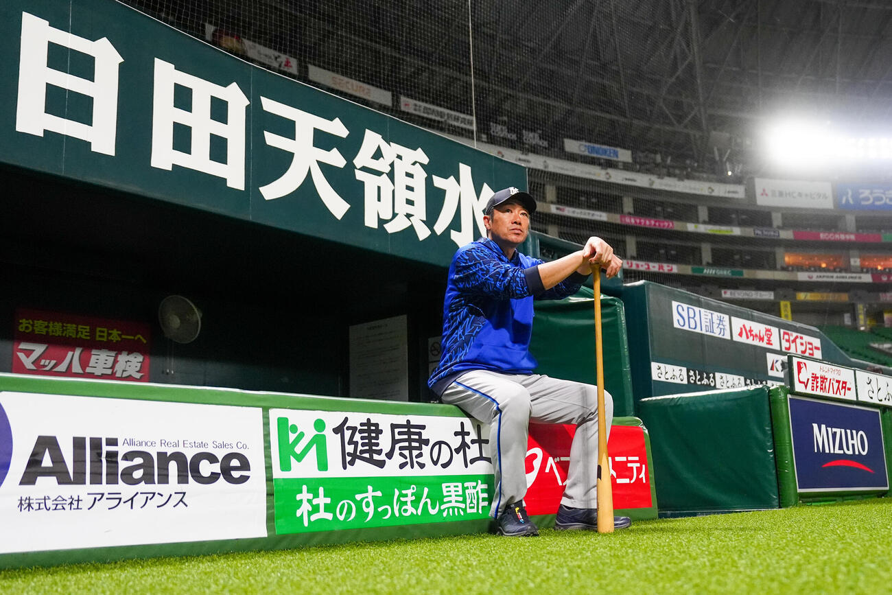みずほペイペイドームでの練習に臨むDeNA相川亮二監督（2026年10月26日）