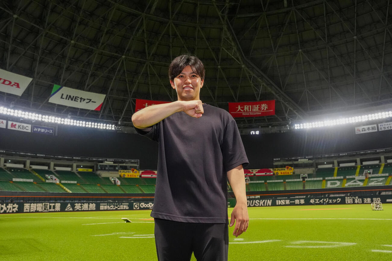 みずほペイペイドームでの練習を終え、デスターシャポーズを見せるDeNA東克樹（2026年10月26日）