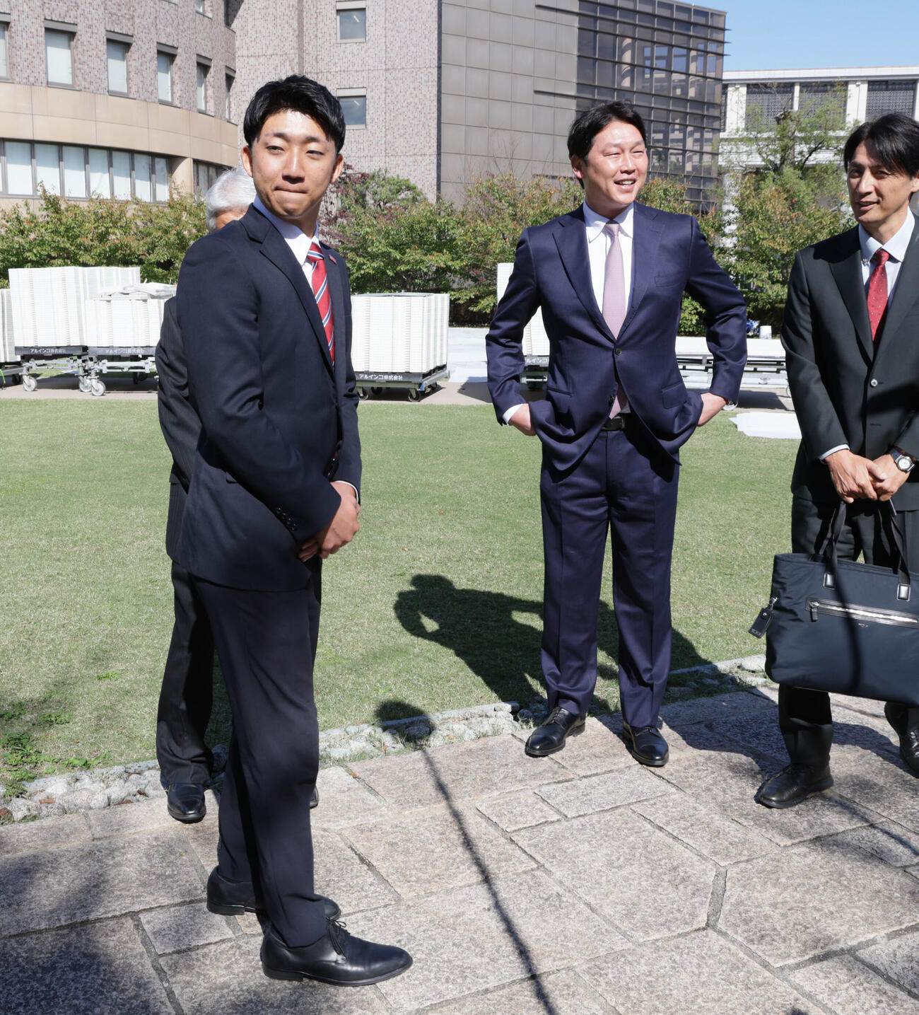 指名挨拶に訪れた広島新井貴浩監督（右）を出迎える立命大・西野啓也（撮影・宮崎幸一）