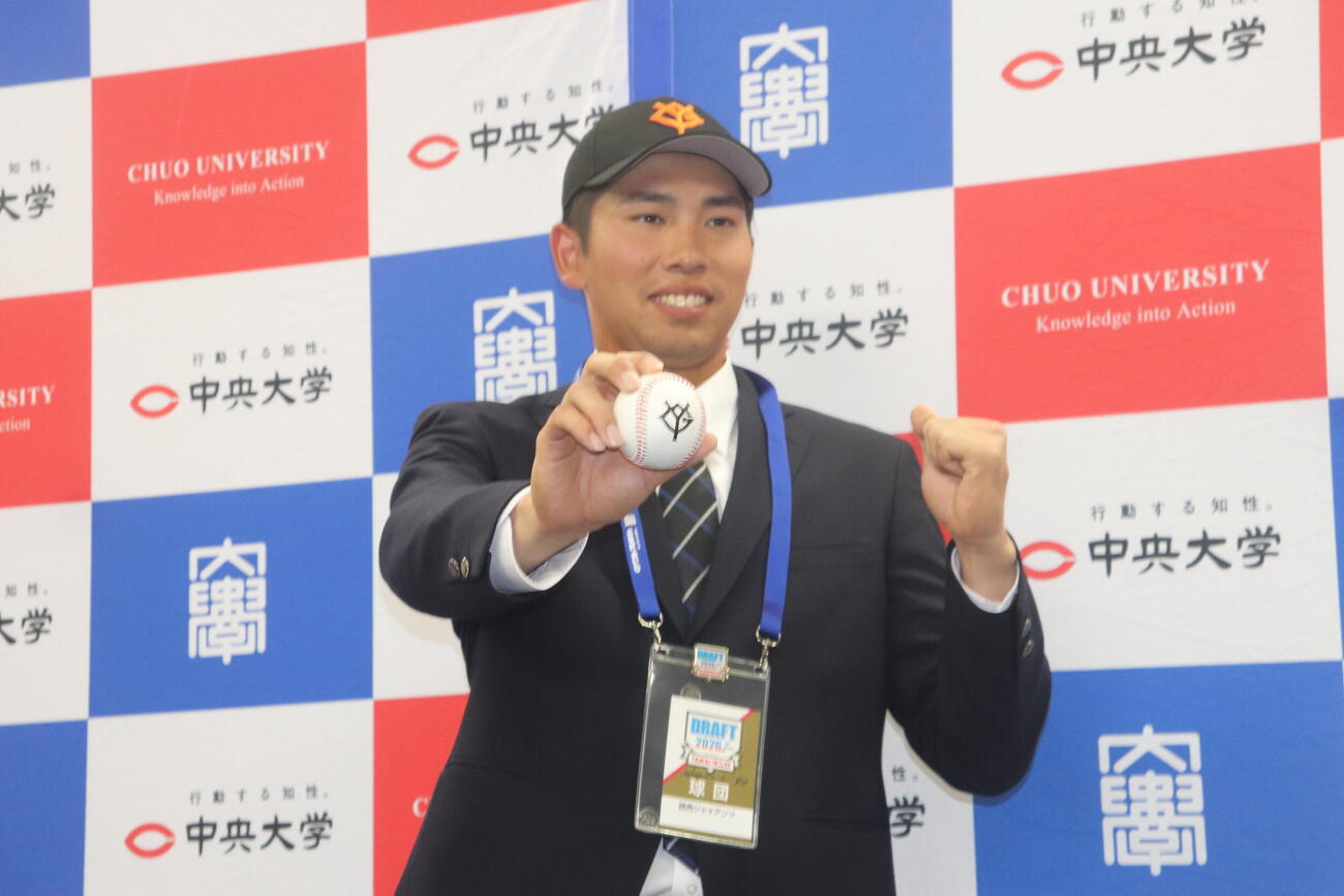 指名あいさつを受けた巨人ドラフト5位の中大・伊藤櫂人