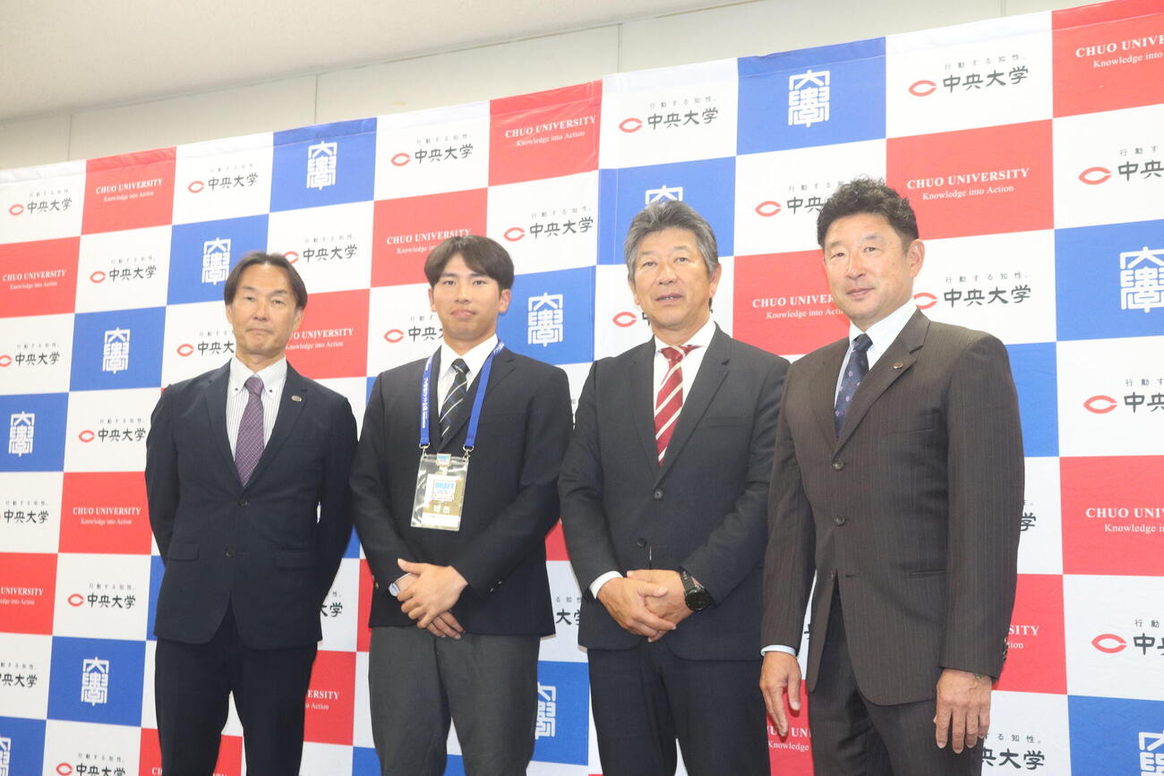 指名あいさつを受けた巨人ドラフト5位の中大・伊藤櫂人（左から2番目）と中大清水達也監督（右から2番目)、巨人木村龍治スカウト（右）、榑松伸介スカウティングディレクター（左）