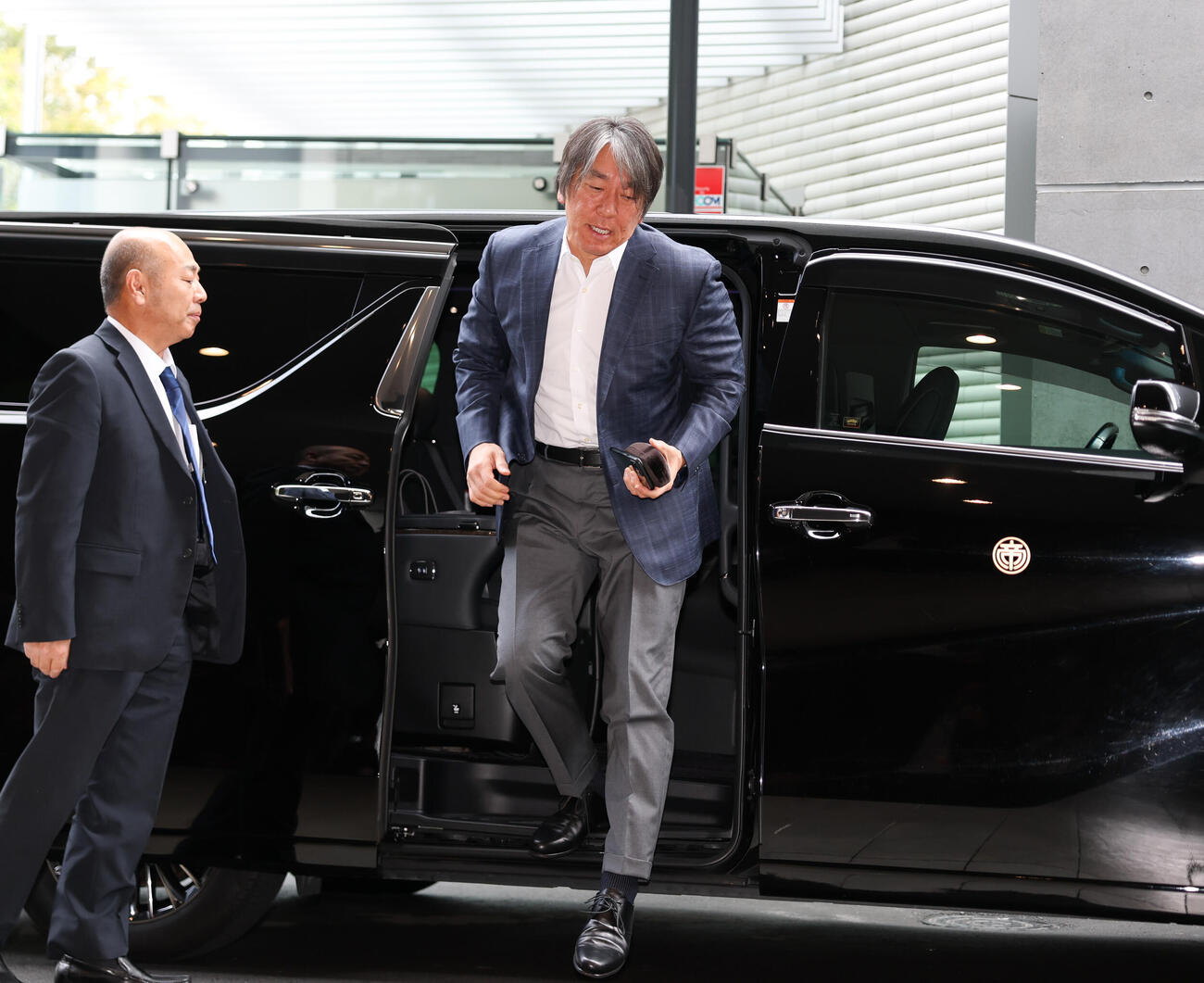 クラブハウスに到着した巨人松井秀喜新監督（撮影・増田悦実）