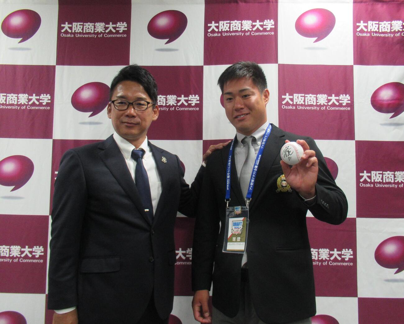 オリックスから指名あいさつを受けたドラフト3位の大商大・春山陽登外野手（右）（撮影・伊東大介）