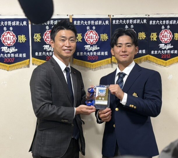 ヤクルト青木宣親GM（左）と指名あいさつを受けたドラフト3位の明大・福原聖矢