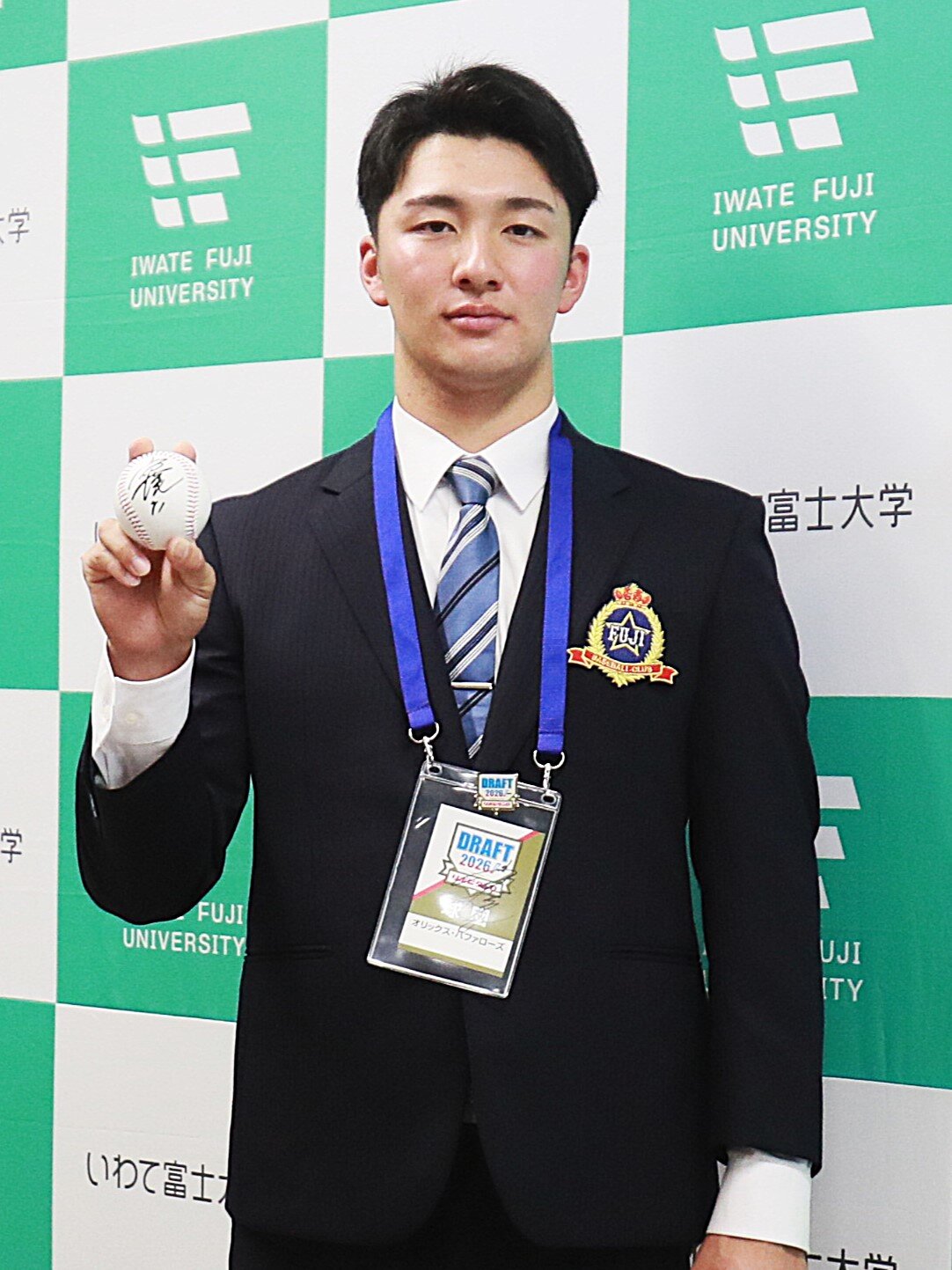 福良GMから送られたドラフト会議IDと岸田監督のサイン入りボールを手に笑顔の富士大・角田楓斗投手（撮影・高橋香奈）