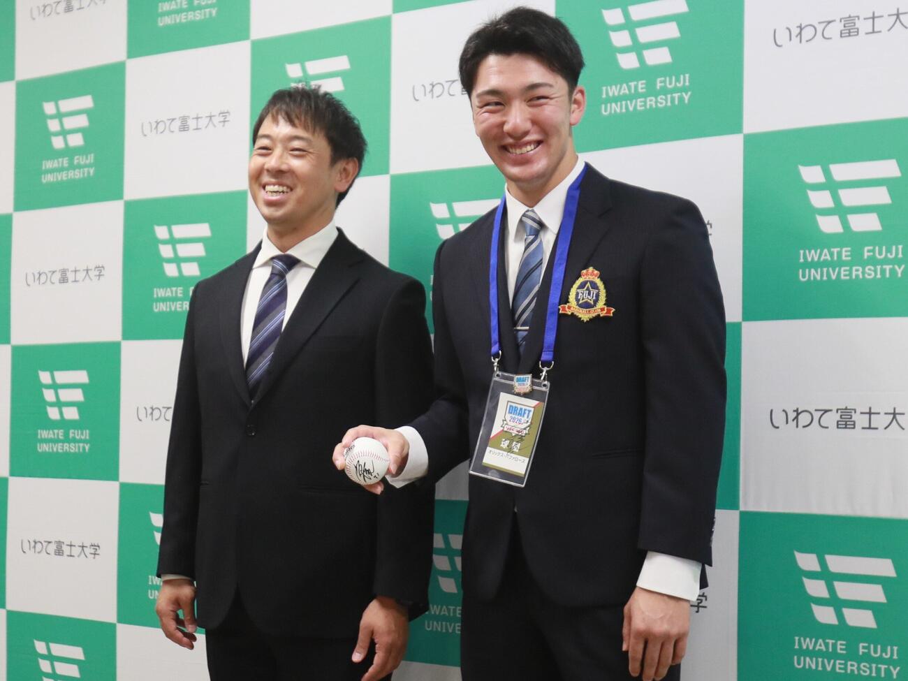 指名あいさつを受けた富士大・角田楓斗投手（右）は安田慎太郎監督と笑顔（撮影・高橋香奈）