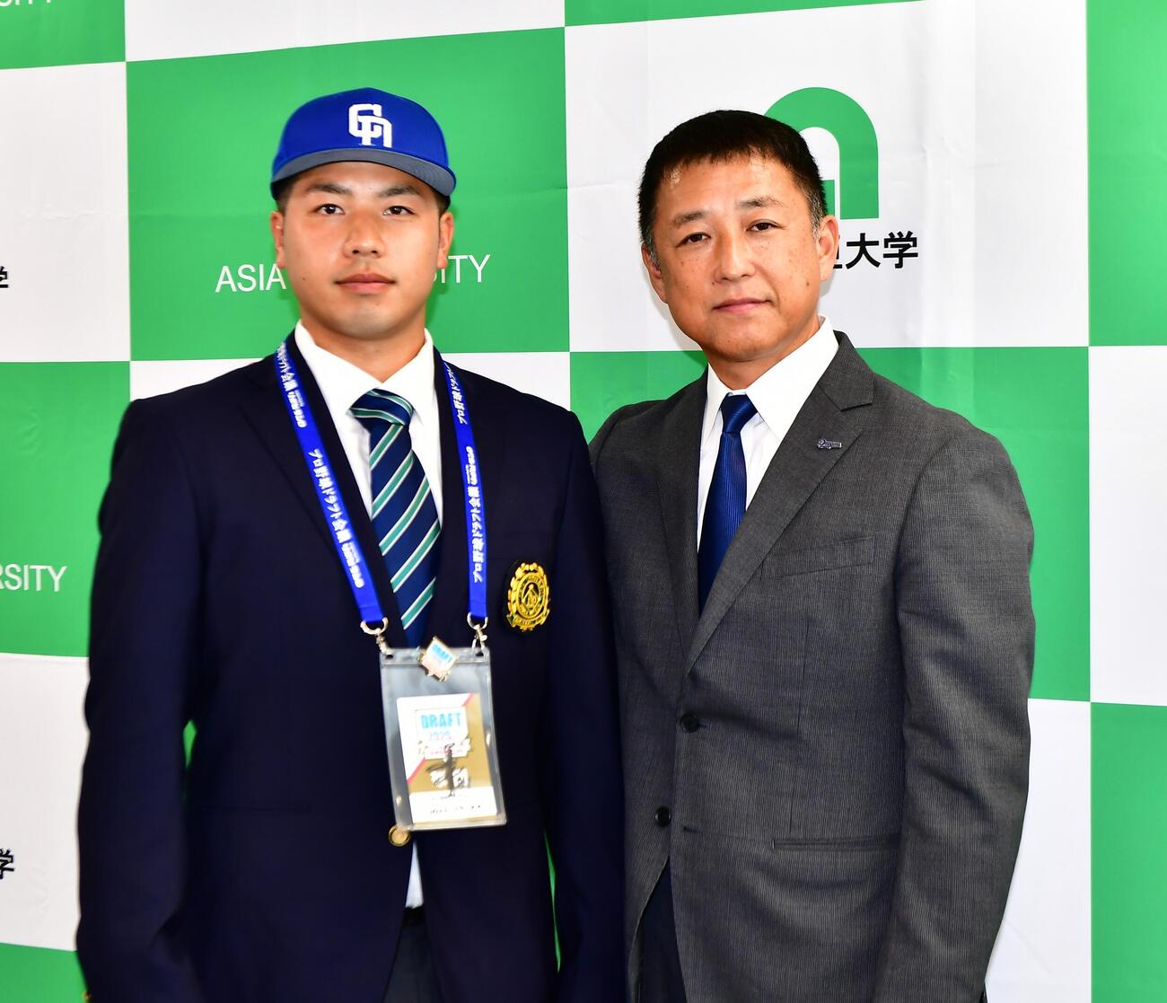指名あいさつを受けた中日ドラフト3位の亜細亜大・前嶋藍捕手（左）と正津英志スカウト