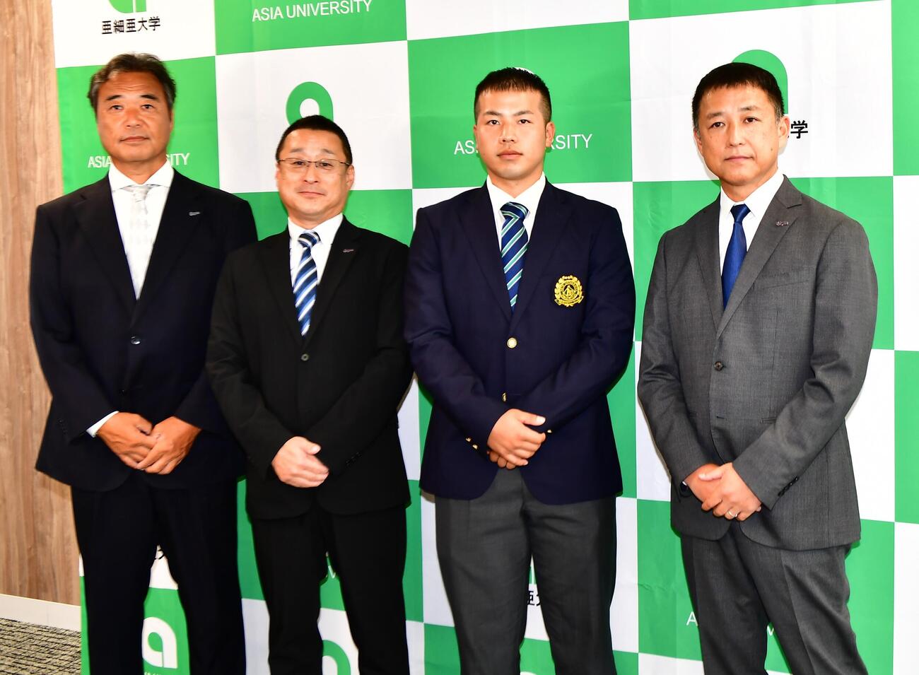 指名あいさつを行った、左から中日の永野吉成チーフスカウト、堀中寛樹スカウト部長、ドラフト3位の亜細亜大・前嶋藍捕手、正津英志スカウト