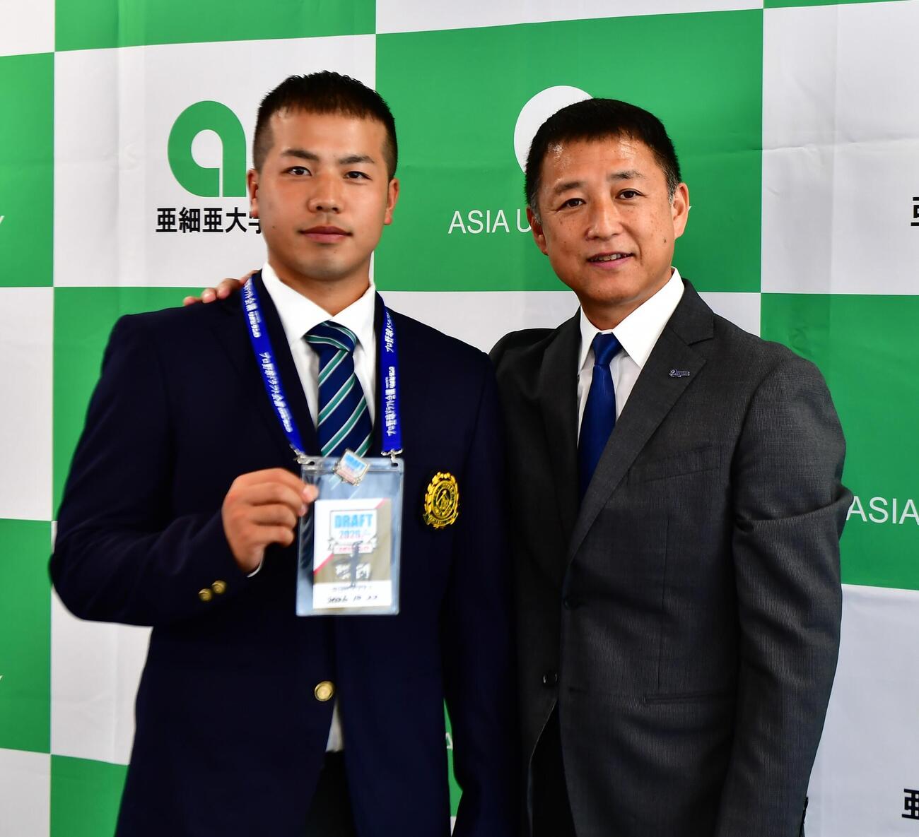 指名あいさつを受けた中日ドラフト3位の亜細亜大・前嶋藍捕手（左）と正津英志スカウト