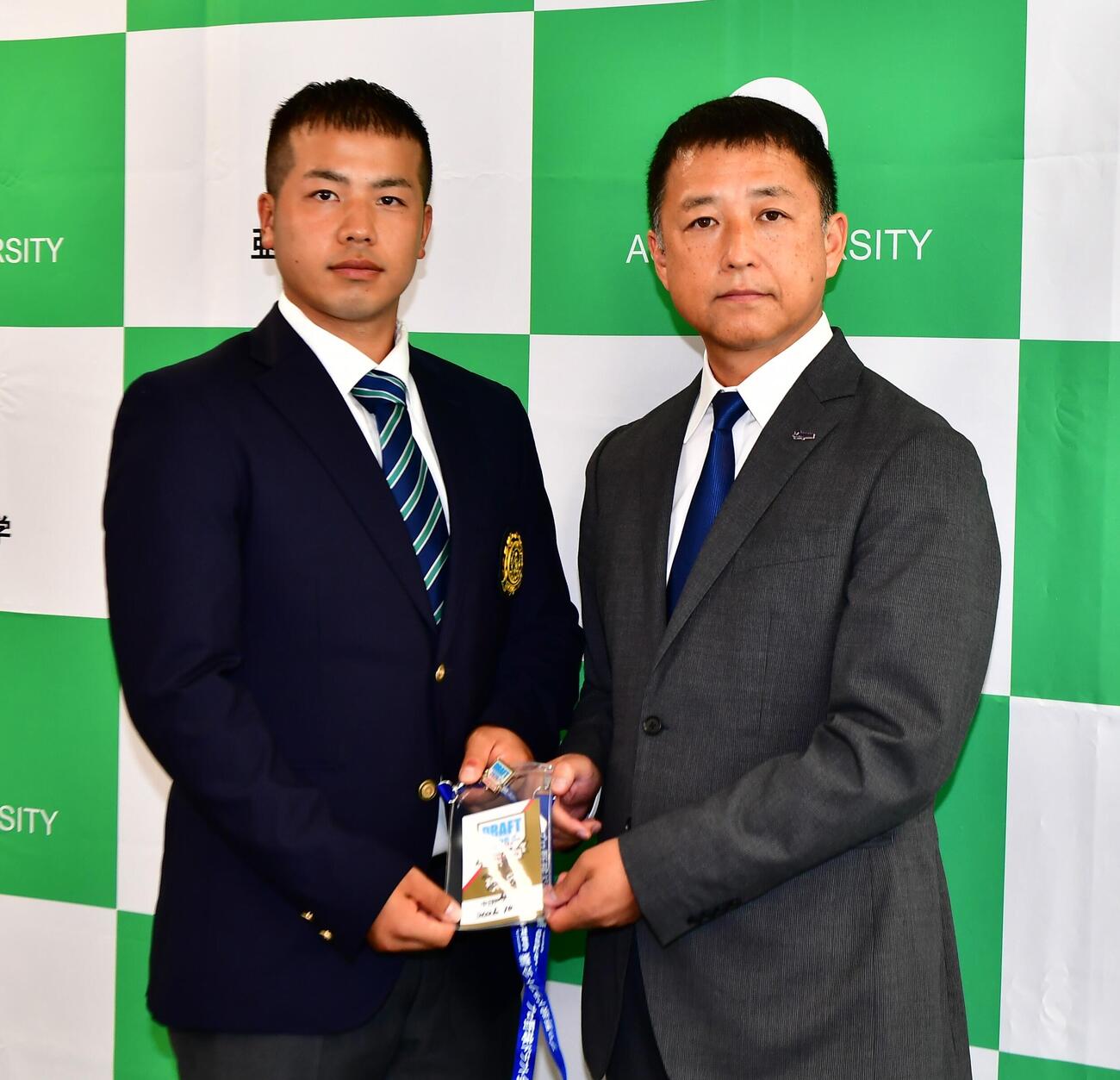 指名あいさつを受けた中日ドラフト3位の亜細亜大・前嶋藍捕手（左）と正津英志スカウト