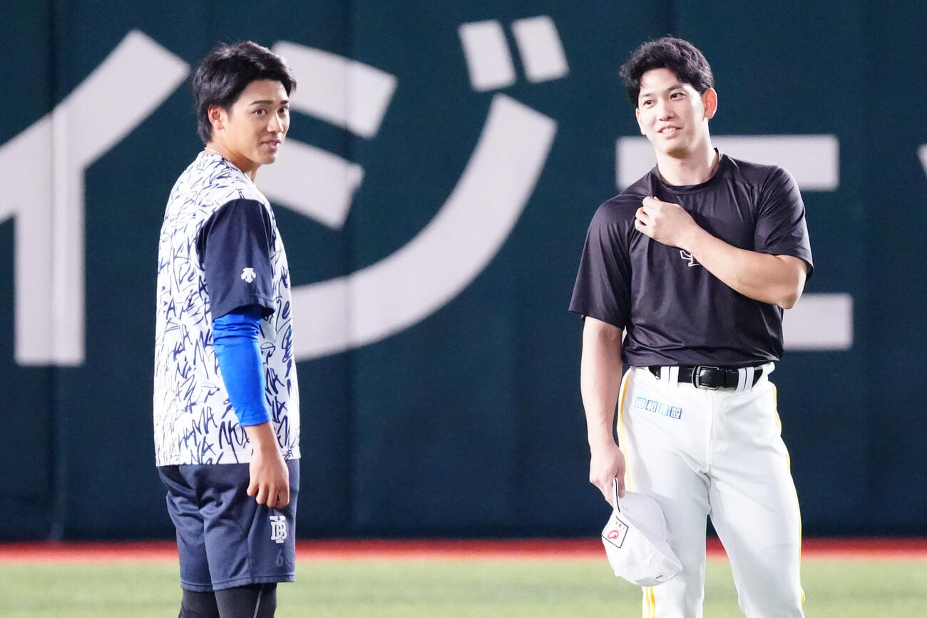 ソフトバンク対DeNA　試合前、言葉を交わすソフトバンク栗原陵矢（右）とDeNA森敬斗（撮影・江口和貴）