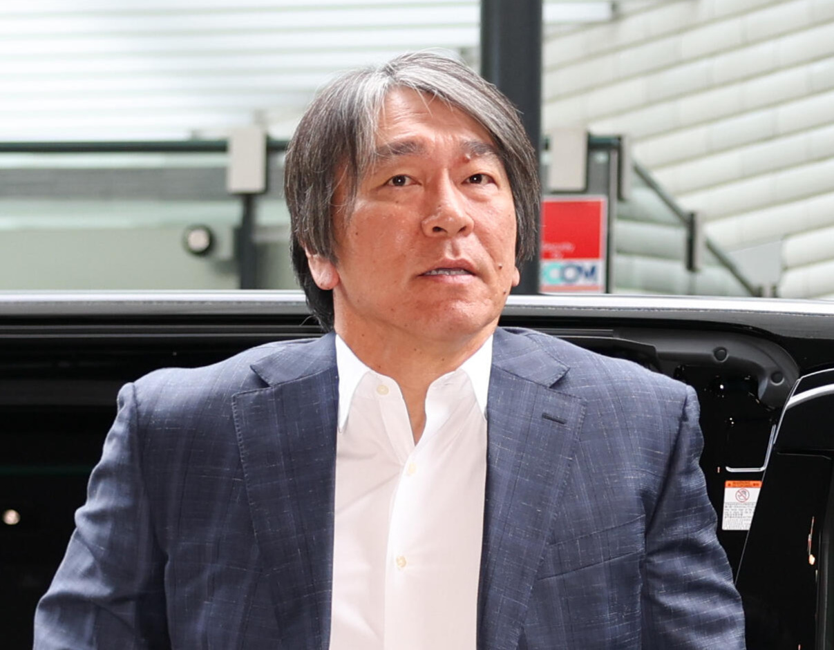 クラブハウスに到着した巨人松井秀喜新監督（撮影・増田悦実）
