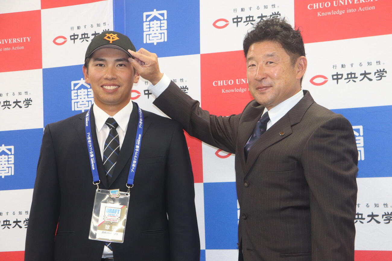 指名あいさつを受けた巨人ドラフト5位の中大・伊藤櫂人と担当の巨人木村龍治スカウト