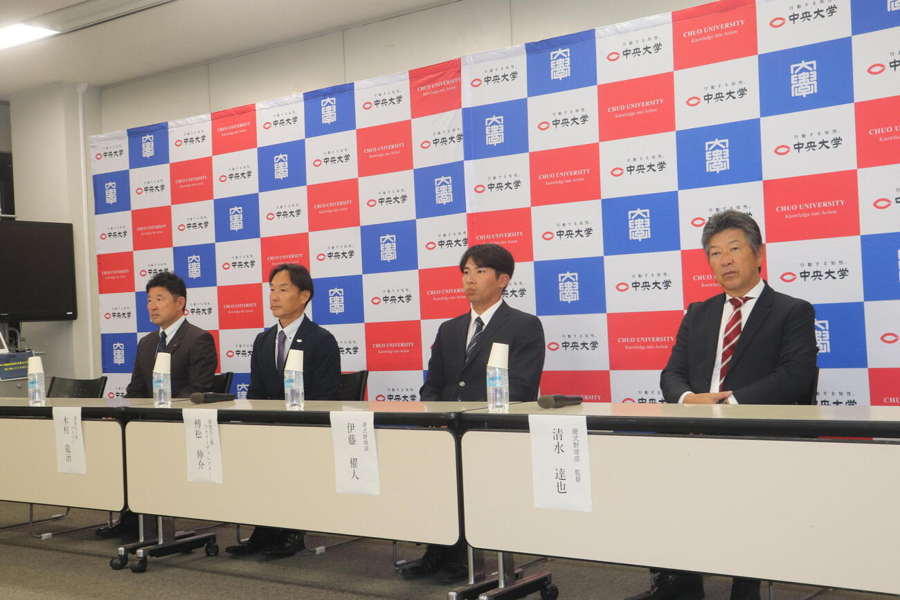 指名あいさつを受けた巨人ドラフト5位の中大・伊藤櫂人（右から2番目）と中大清水達也監督（右)、巨人木村龍治スカウト（左）、榑松伸介スカウティングディレクター（左から2番目）