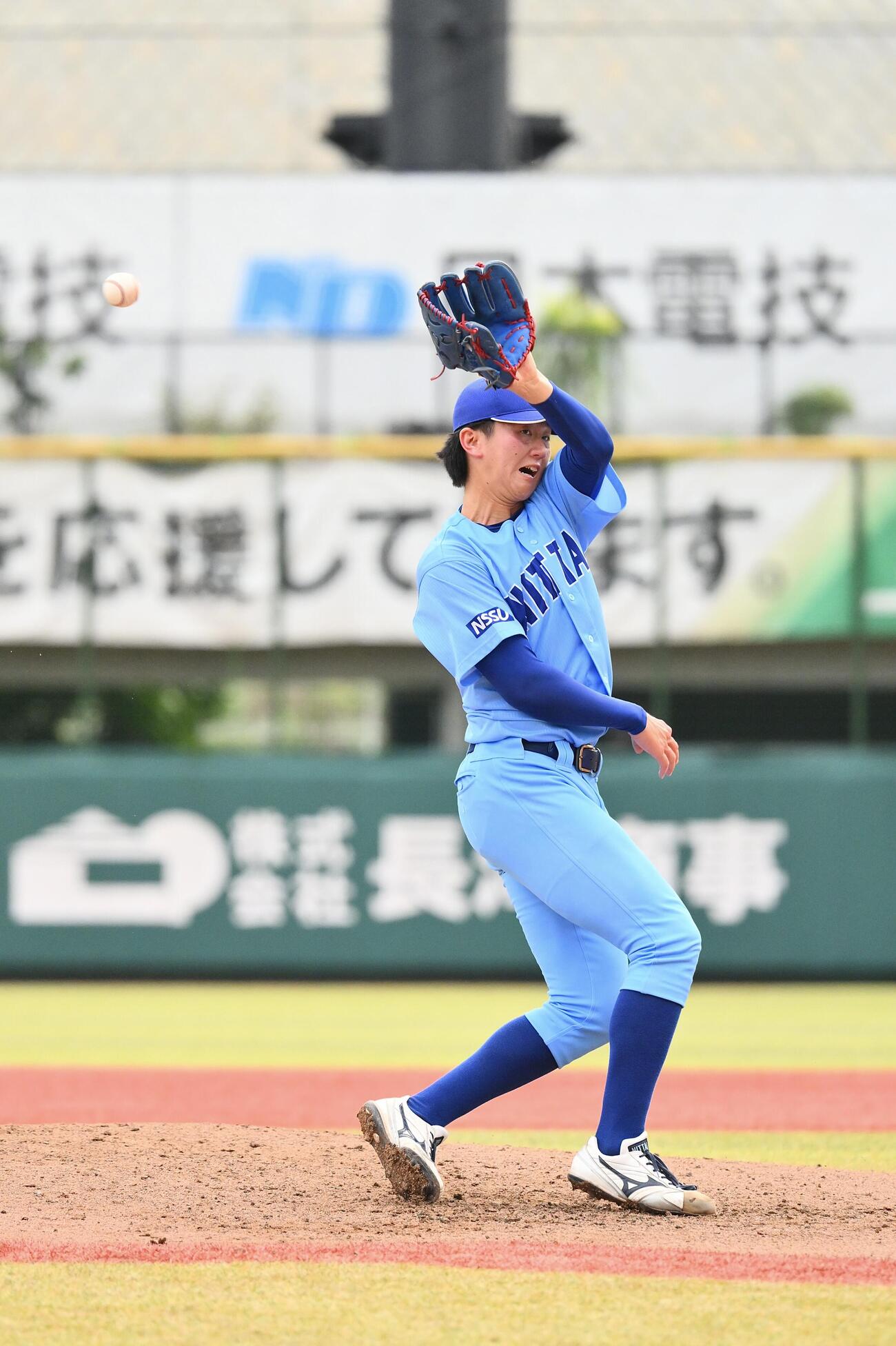 日体大対筑波大　6回裏筑波大2死一、二塁、代打森球道の遊ゴロの打球にグラブを伸ばす馬場拓海（撮影・滝沢徹郎）