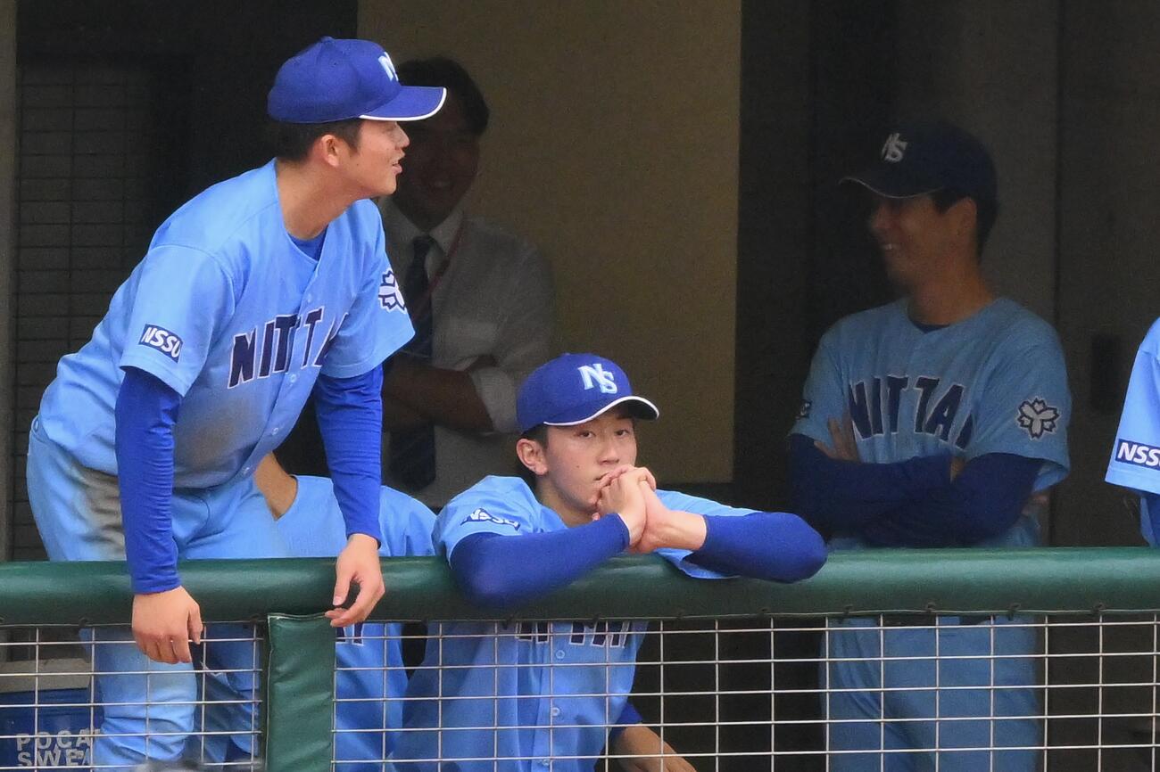 日体大対筑波大　9回表、ベンチで祈るように戦況を見守る日体大先発の馬場拓海（手前右）（撮影・滝沢徹郎）