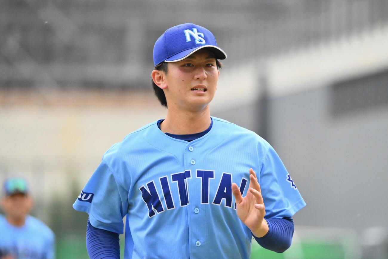 日体大対筑波大　6回裏に追加点を許し、ベンチに戻る日体大・馬場拓海（撮影・滝沢徹郎）