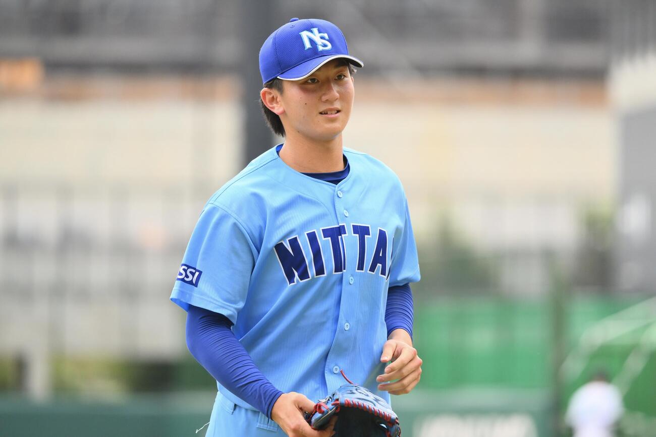 日体大対筑波大　4回裏を投げ終え引き揚げる日体大先発の阪神ドラフト2位馬場拓海（撮影・滝沢徹郎）
