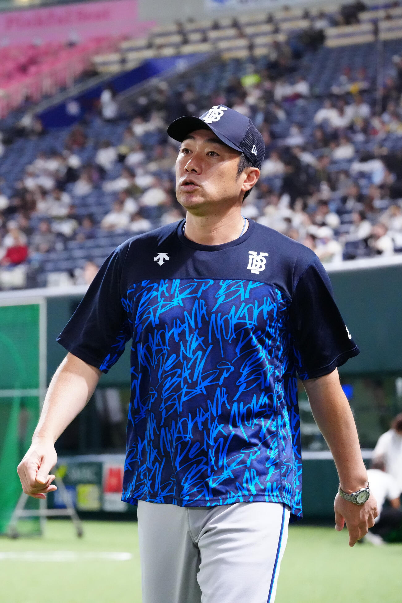 ソフトバンク対DeNA　試合前練習に臨むDeNA相川亮二監督（撮影・江口和貴）