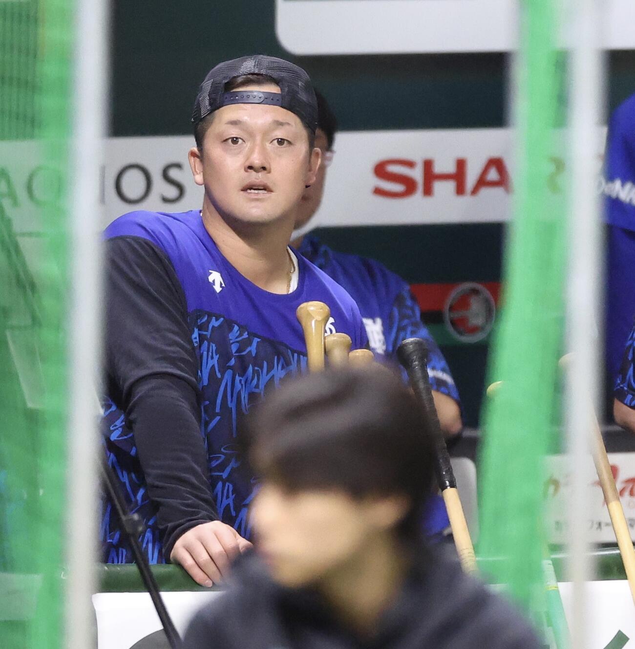 ソフトバンク対DeNA　試合前、ソフトバンクの練習を見つめるDeNA牧秀悟（撮影・河田真司）