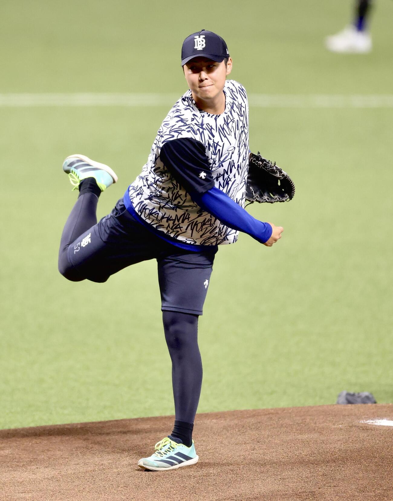 ソフトバンク対DeNA　試合前、マウンドを確かめるDeNA浜地真澄（撮影・河田真司）