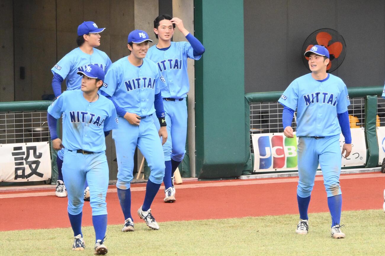 日体大対筑波大　優勝を逃しあいさつに向かう日体大・馬場拓海（後方）（撮影・滝沢徹郎）