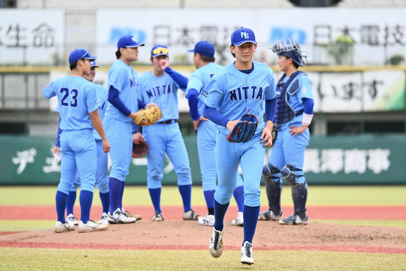 日体大対筑波大　7回裏途中で降板する日体大先発の馬場拓海（手前）（撮影・滝沢徹郎）