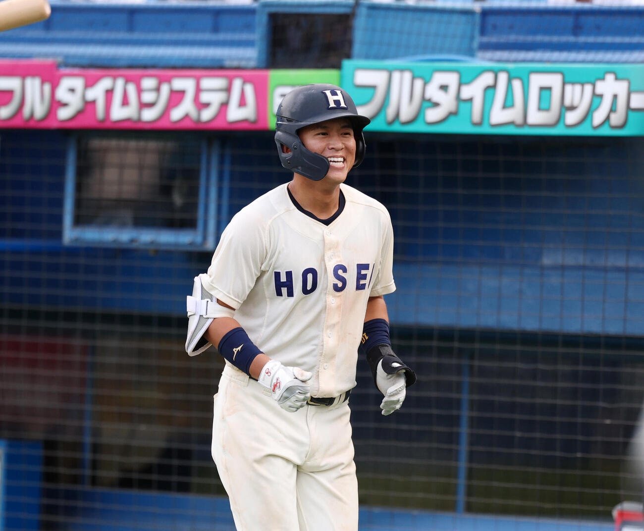 法大対東大　9回表法大無死、投ゴロに倒れベンチに戻る藤森康淳（撮影・増田悦実）