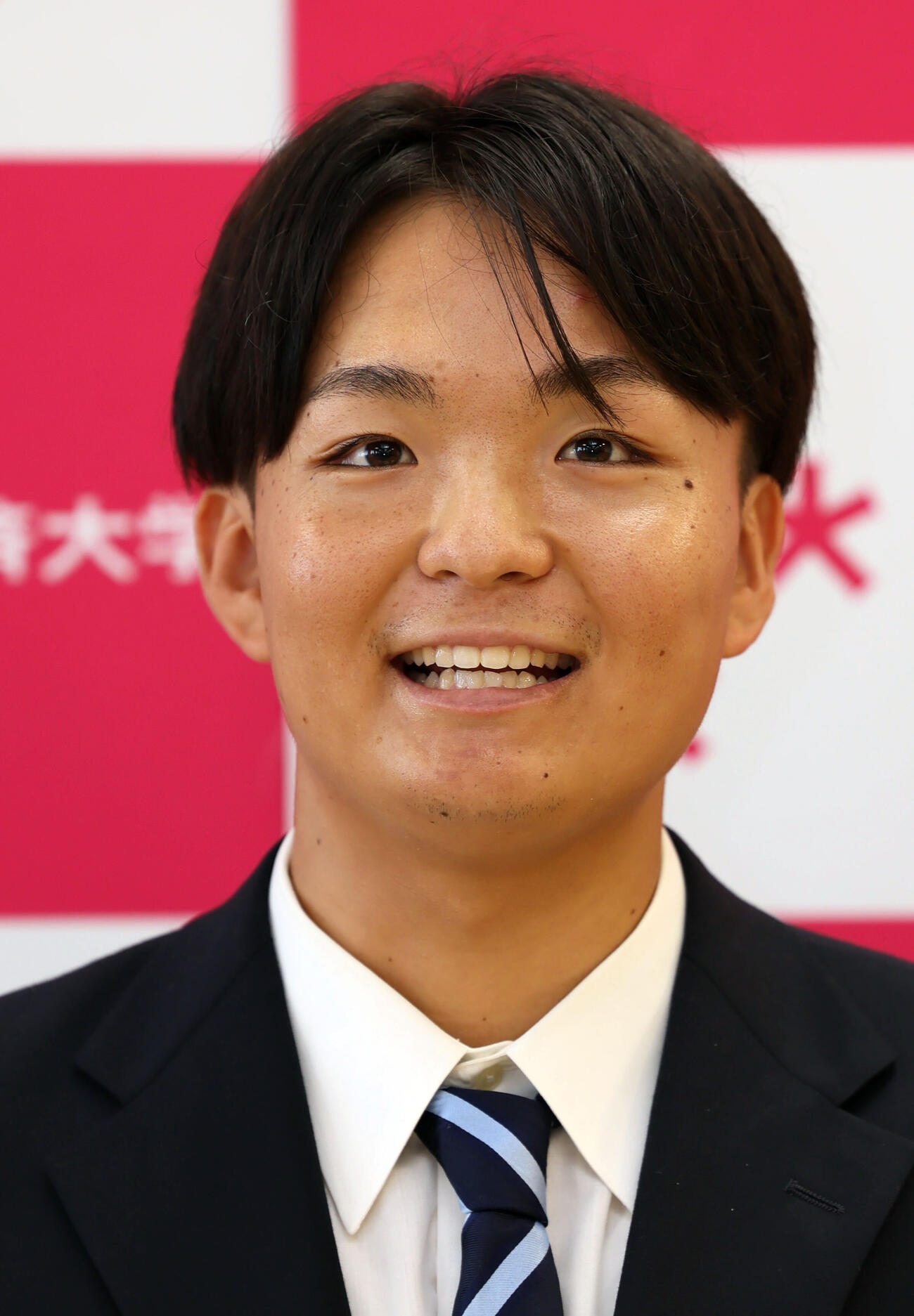 阪神ドラフト3位の大経大・常深颯大は、指名あいさつを受けて抱負を語る（撮影・宮崎幸一）