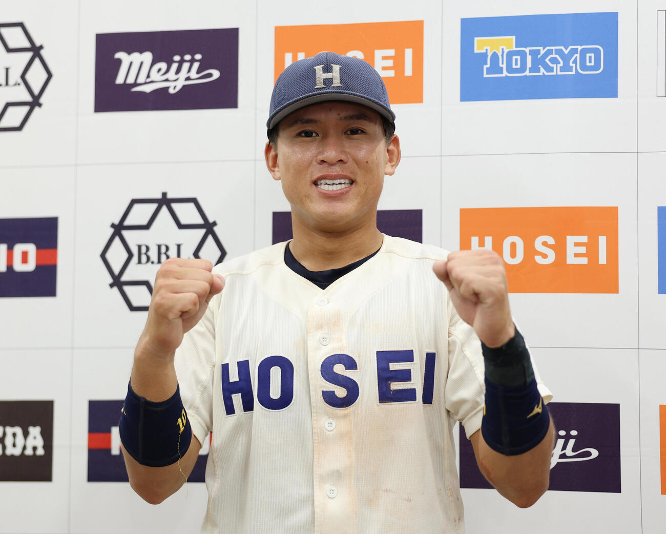 法大対東大　東大に勝利し笑顔でガッツポーズをする法大・藤森康淳（撮影・増田悦実）