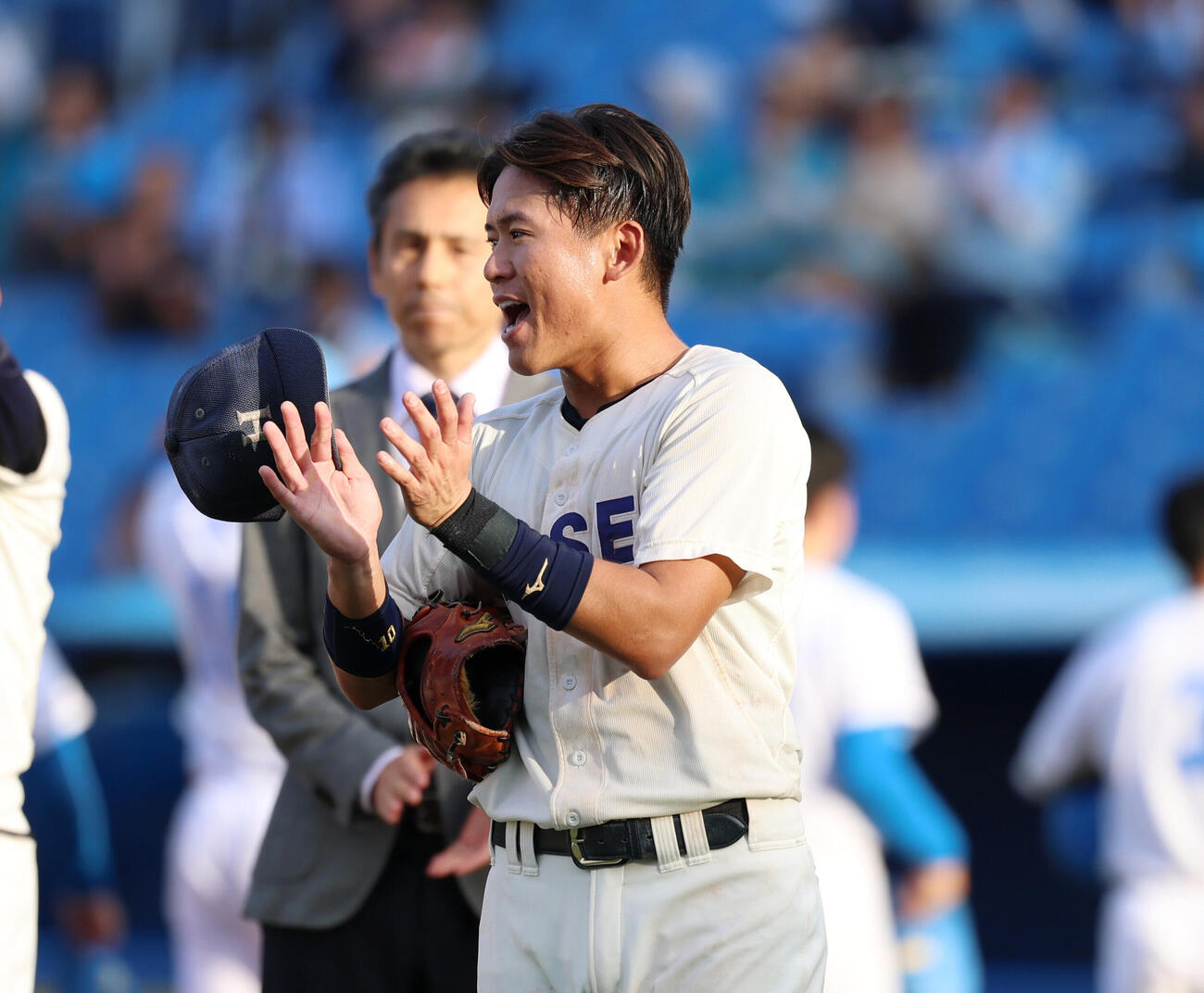 法大対東大　東大に勝利し拍手をする法大・藤森康淳（撮影・増田悦実）