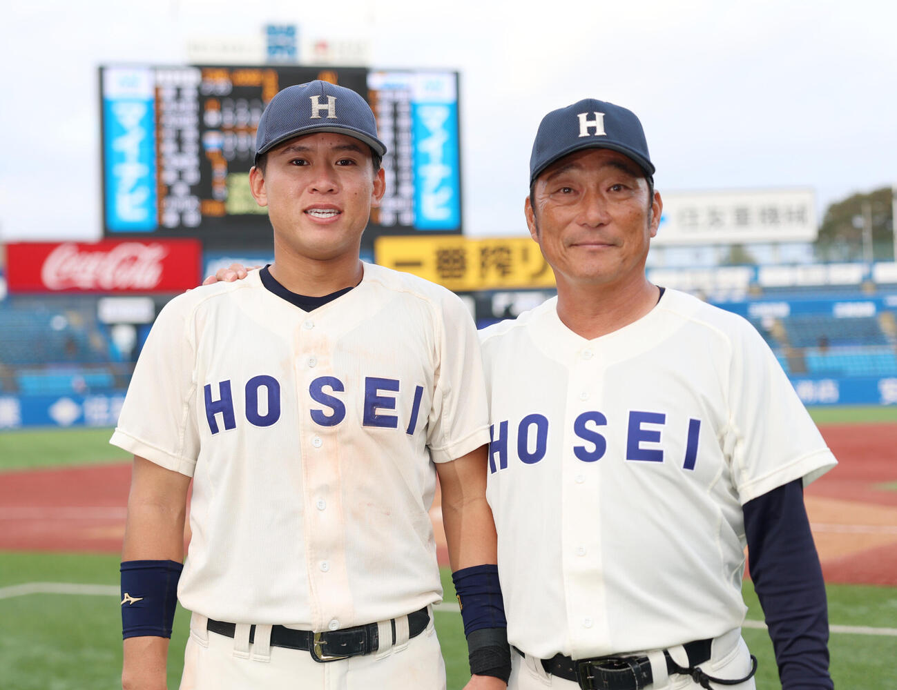 法大対東大　東大に勝利し大島公一監督（右）と笑顔で記念撮影をする法大・藤森康淳（撮影・増田悦実）