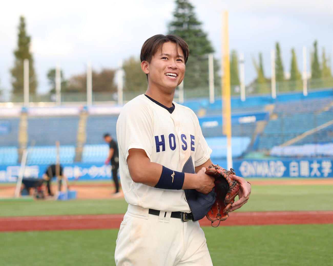 法大対東大　東大に勝利し観客から声をかけられ笑顔を見せる法大・藤森康淳（撮影・増田悦実）