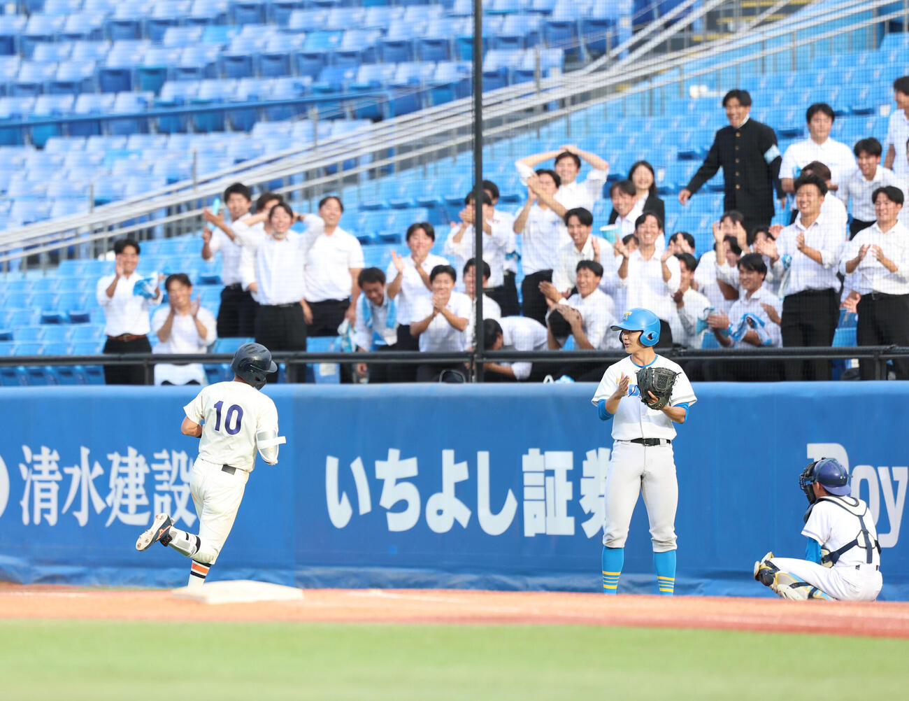法大対東大　9回表法大無死、投ゴロに倒た藤森康淳（左手前）に拍手を送る東大応援団（撮影・増田悦実）