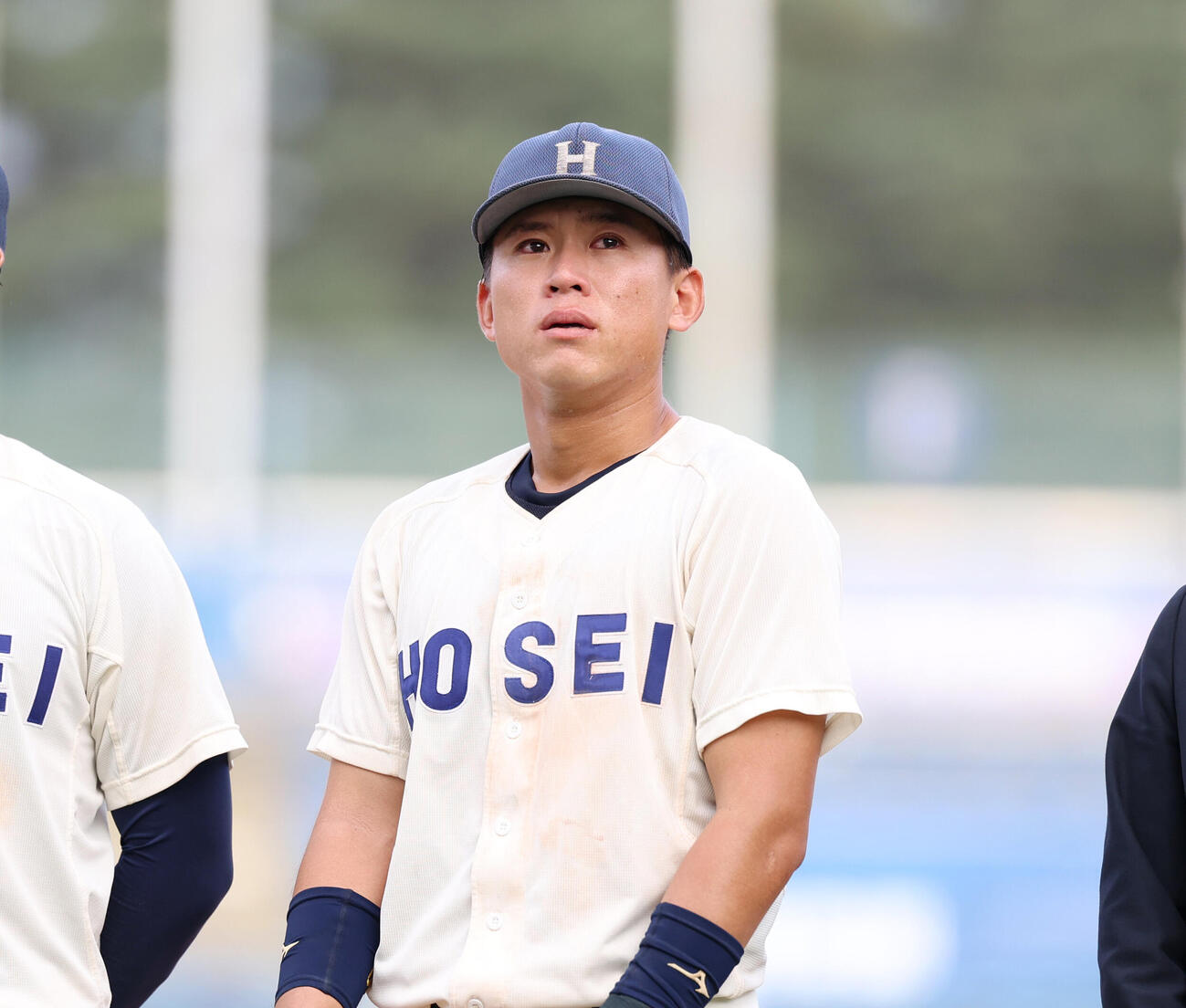 法大対東大　東大に勝利し応援歌を聴きながら目が潤む法大・藤森康淳（撮影・増田悦実）