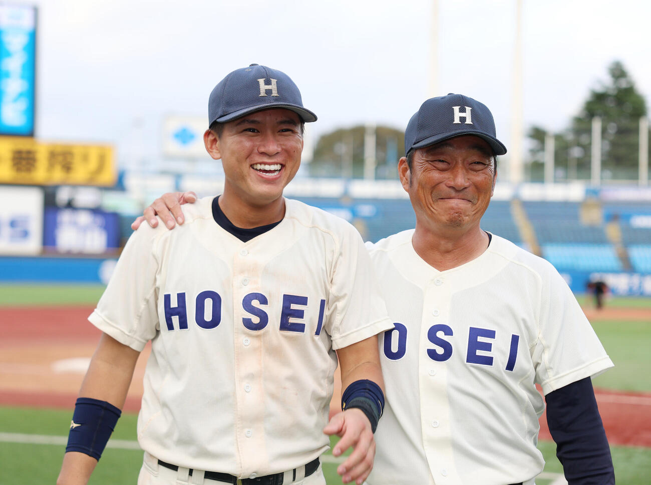 法大対東大　東大に勝利し大島公一監督（右）と笑顔で記念撮影をする法大・藤森康淳（撮影・増田悦実）