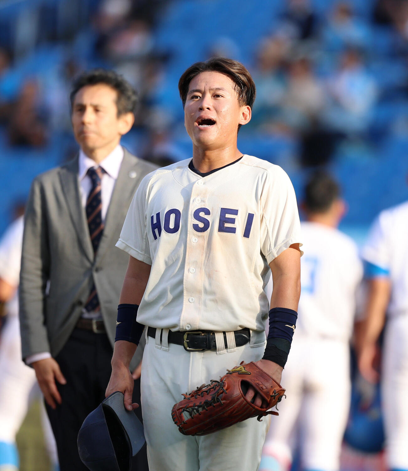法大対東大　東大に勝利しスタンドにあいさつする法大・藤森康淳（撮影・増田悦実）