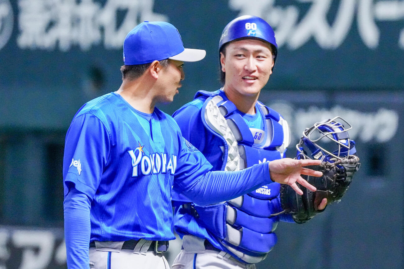ソフトバンク対DeNA 1回裏終了後、ベンチに戻るDeNA先発の東克樹（左）と捕手古市尊（撮影・江口和貴）