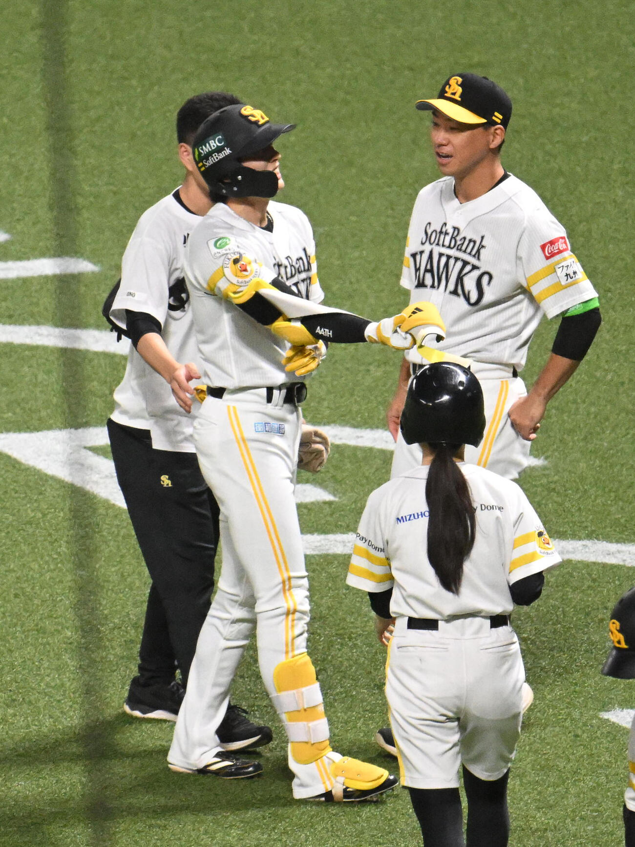 ソフトバンク対DeNA 3回裏ソフトバンク1死一塁、周東佑京（左）は死球を受ける（撮影・林敢治）