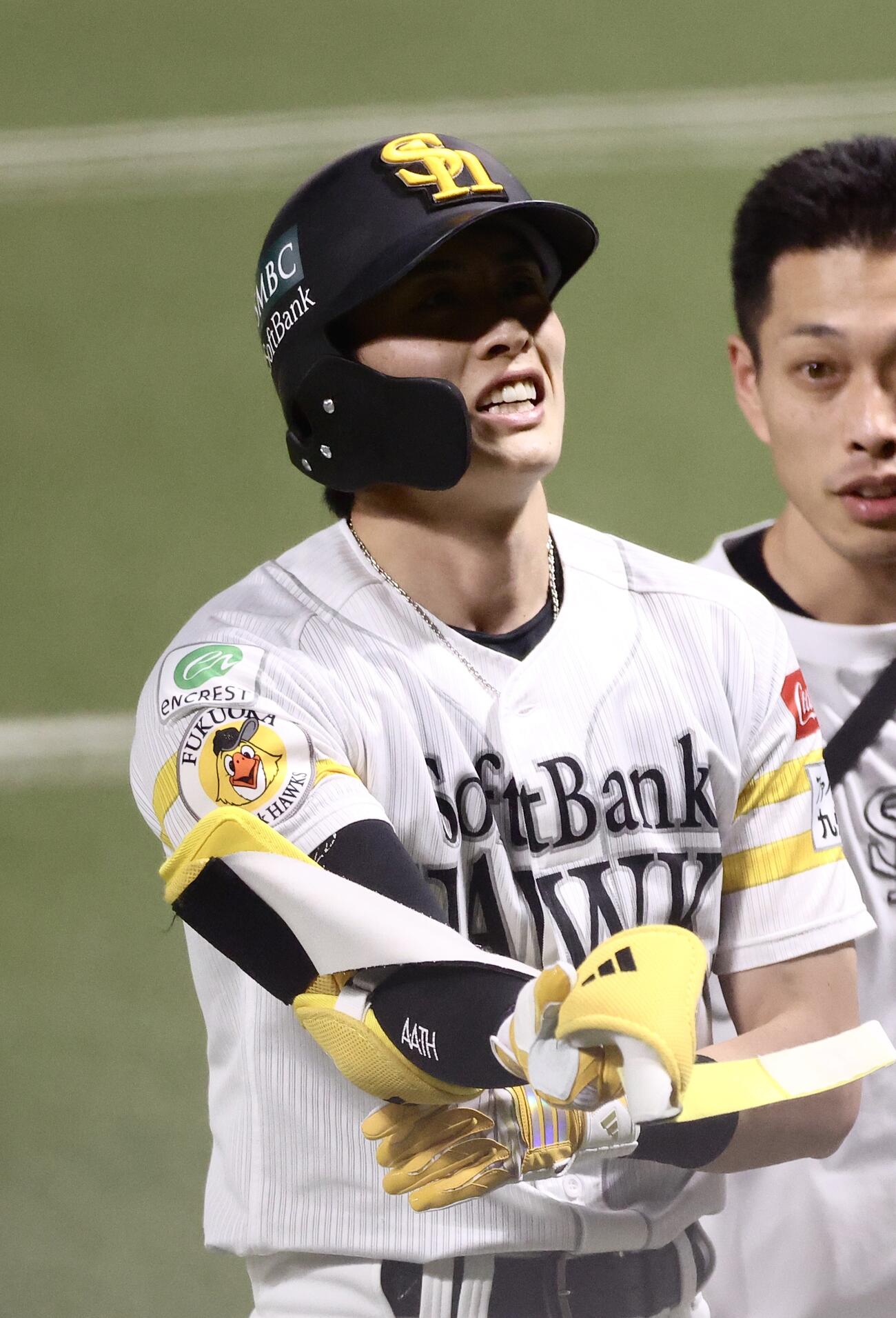 ソフトバンク対DeNA 3回裏ソフトバンク1死一塁、死球を受ける周東佑京（撮影・河田真司）