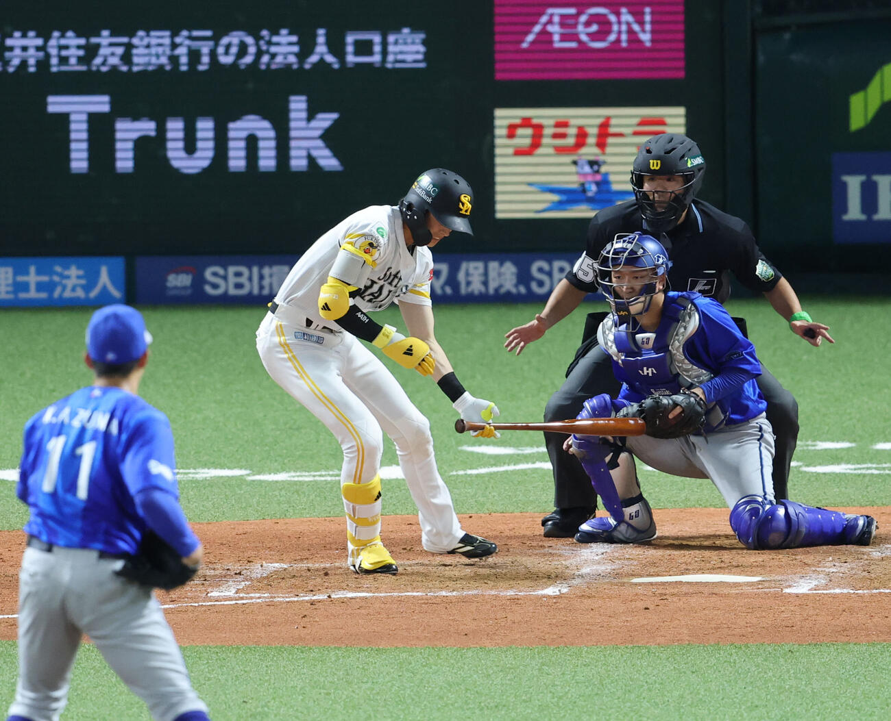 ソフトバンク対DeNA 3回裏ソフトバンク1死一塁、周東佑京は死球を受け痛そうな表情（撮影・梅根麻紀）