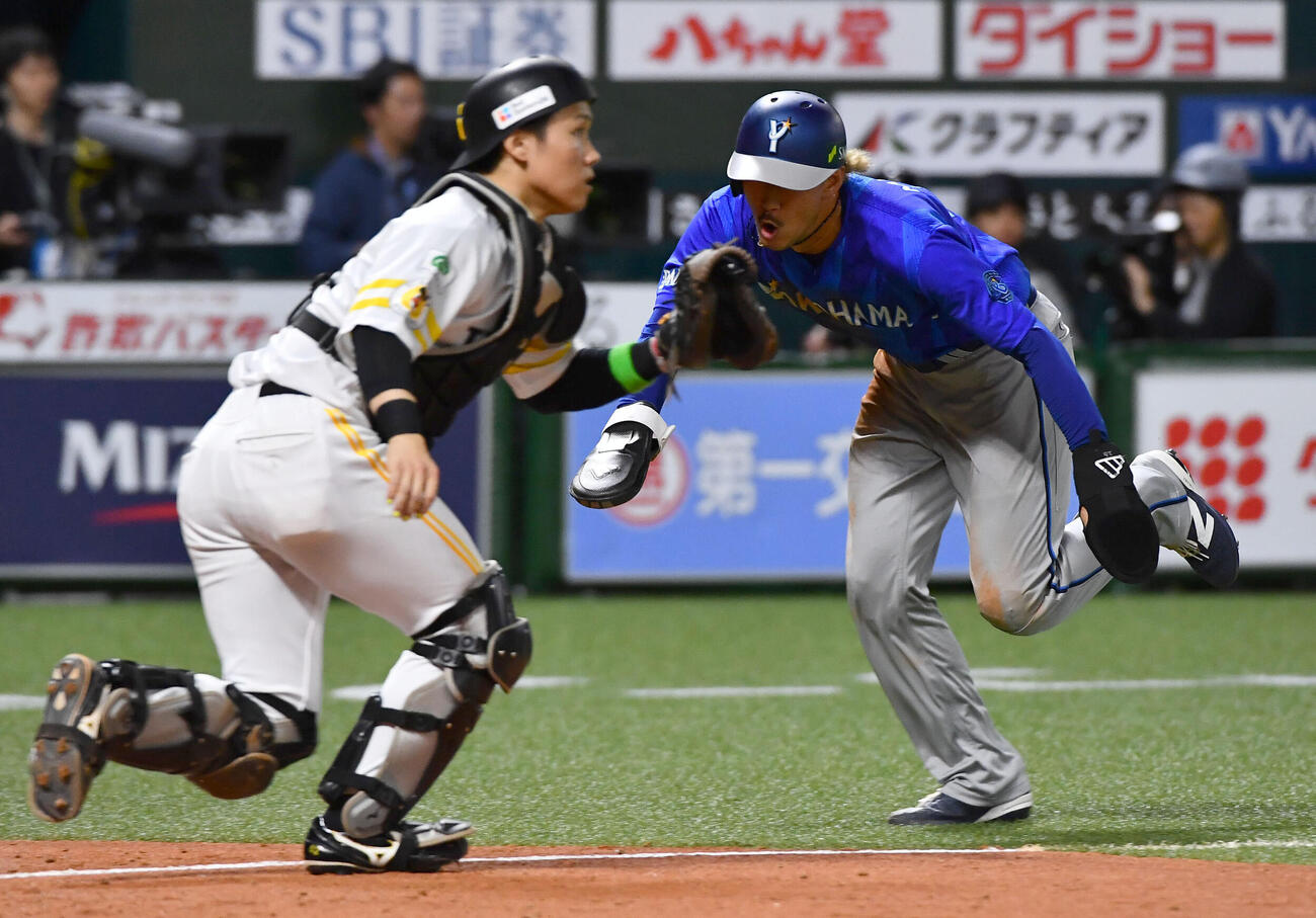 ソフトバンク対DeNA 5回表DeNA2死二塁、古市尊の先制中前適時打で生還する三森大貴（撮影・岩下翔太）