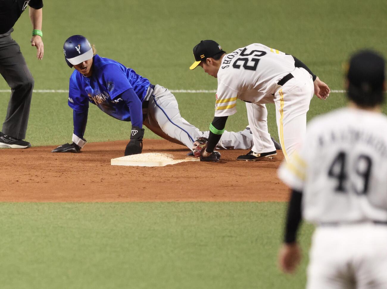 ソフトバンク対DeNA 5回表DeNA2死一塁、二盗を決める三森大貴（撮影・河田真司）