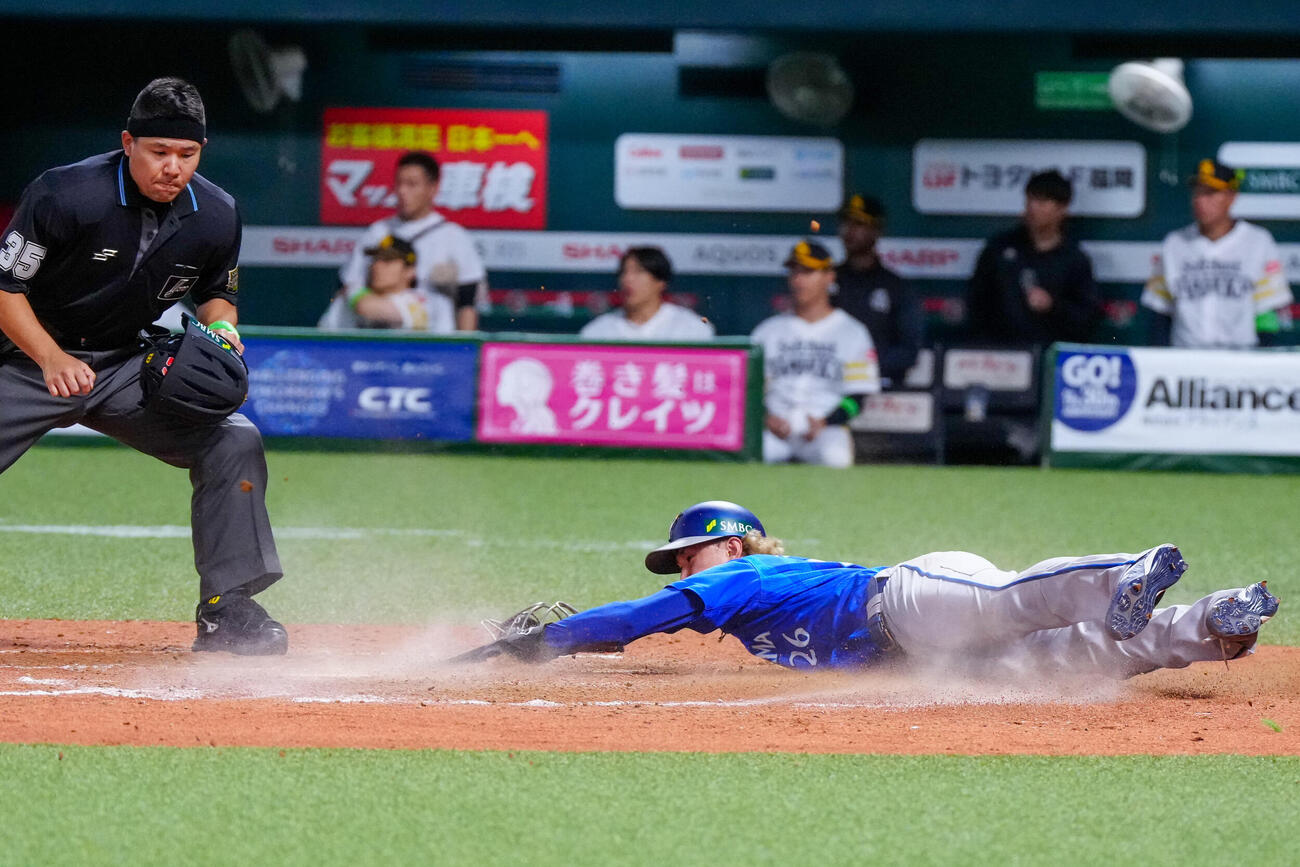 ソフトバンク対DeNA 5回表DeNA2死二塁、古市尊の先制適時打で生還する三森大貴（撮影・江口和貴）