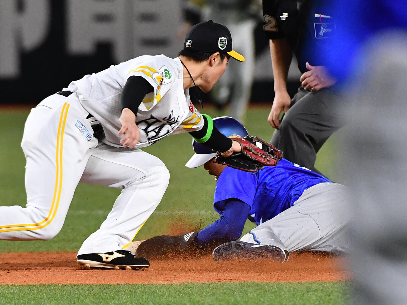 ソフトバンク対DeNA 5回表DeNA2死一塁、盗塁に成功する三森大貴（撮影・岩下翔太）