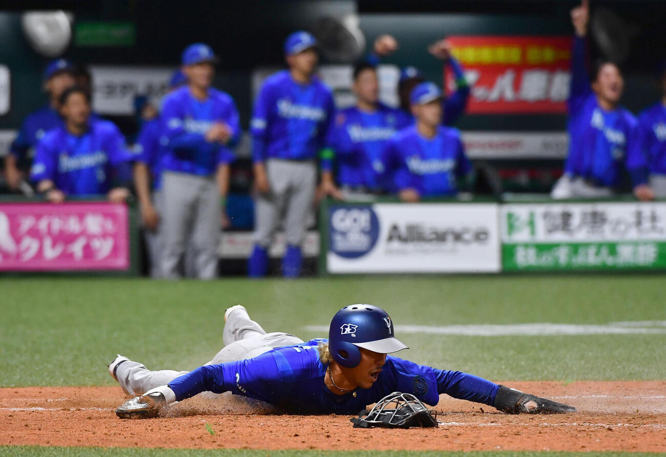 ソフトバンク対DeNA 5回表DeNA2死二塁、古市尊の先制中前適時打で生還する三森大貴（撮影・岩下翔太）