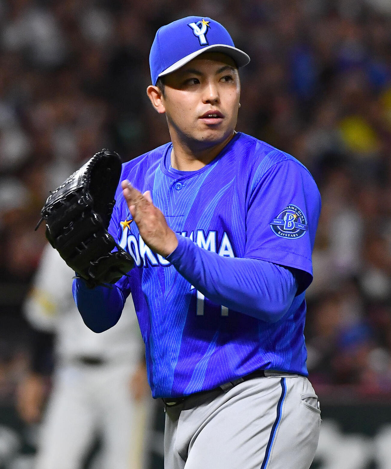 ソフトバンク対DeNA 5回裏ソフトバンク2死一、三塁、周東佑京を二ゴロに抑え、グラブをたたく東克樹（撮影・岩下翔太）