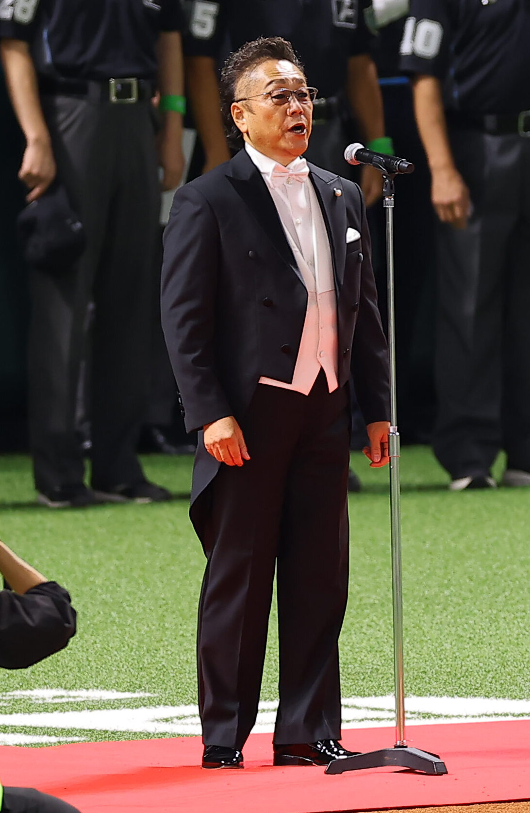 ソフトバンク対DeNA　君が代を独唱するテノール歌手の榛葉昌寛（撮影・上田博志）